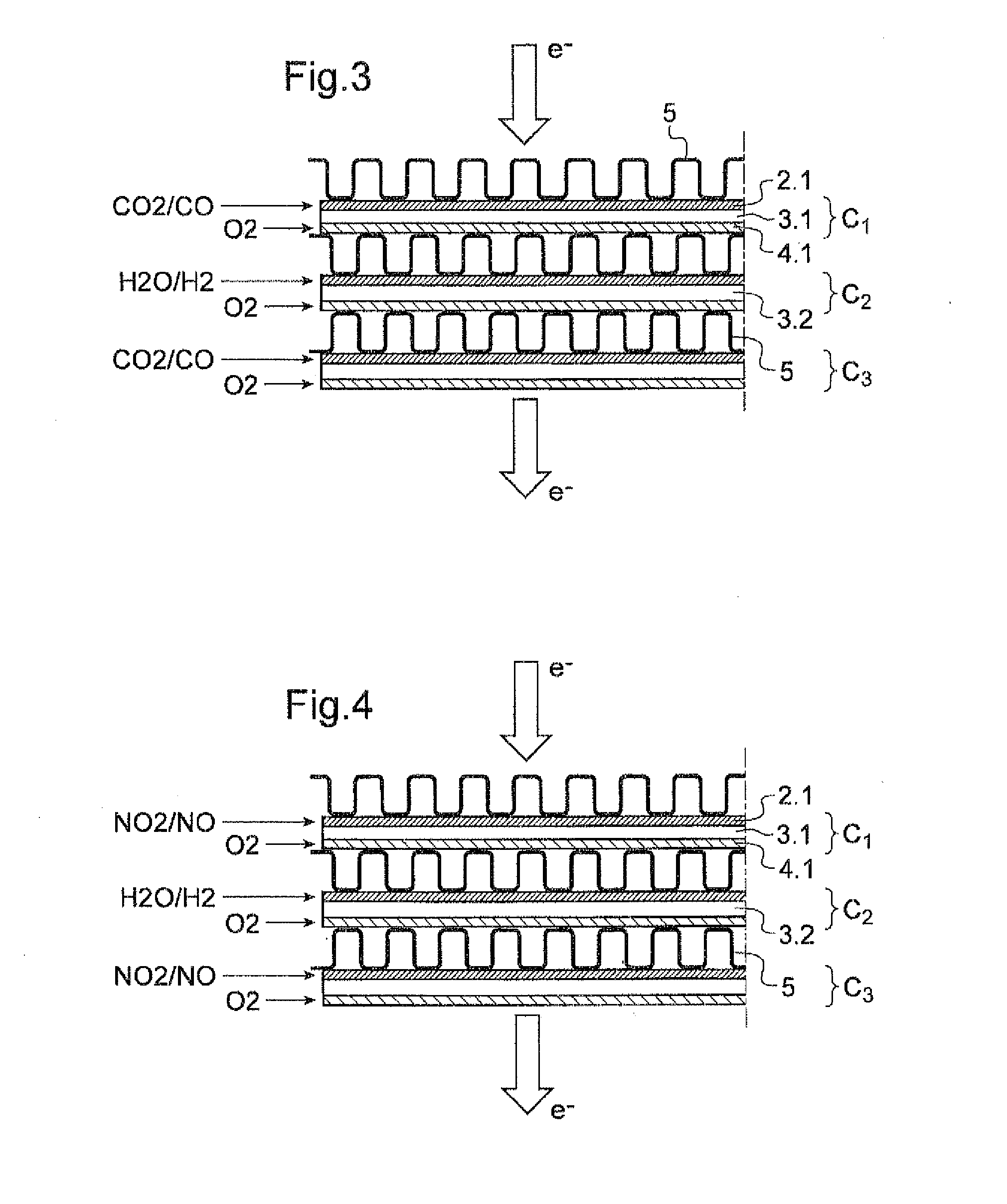 Method for high-temperature electrolysis of steam and another gas, related interconnector, electrolysis reactor and operating methods