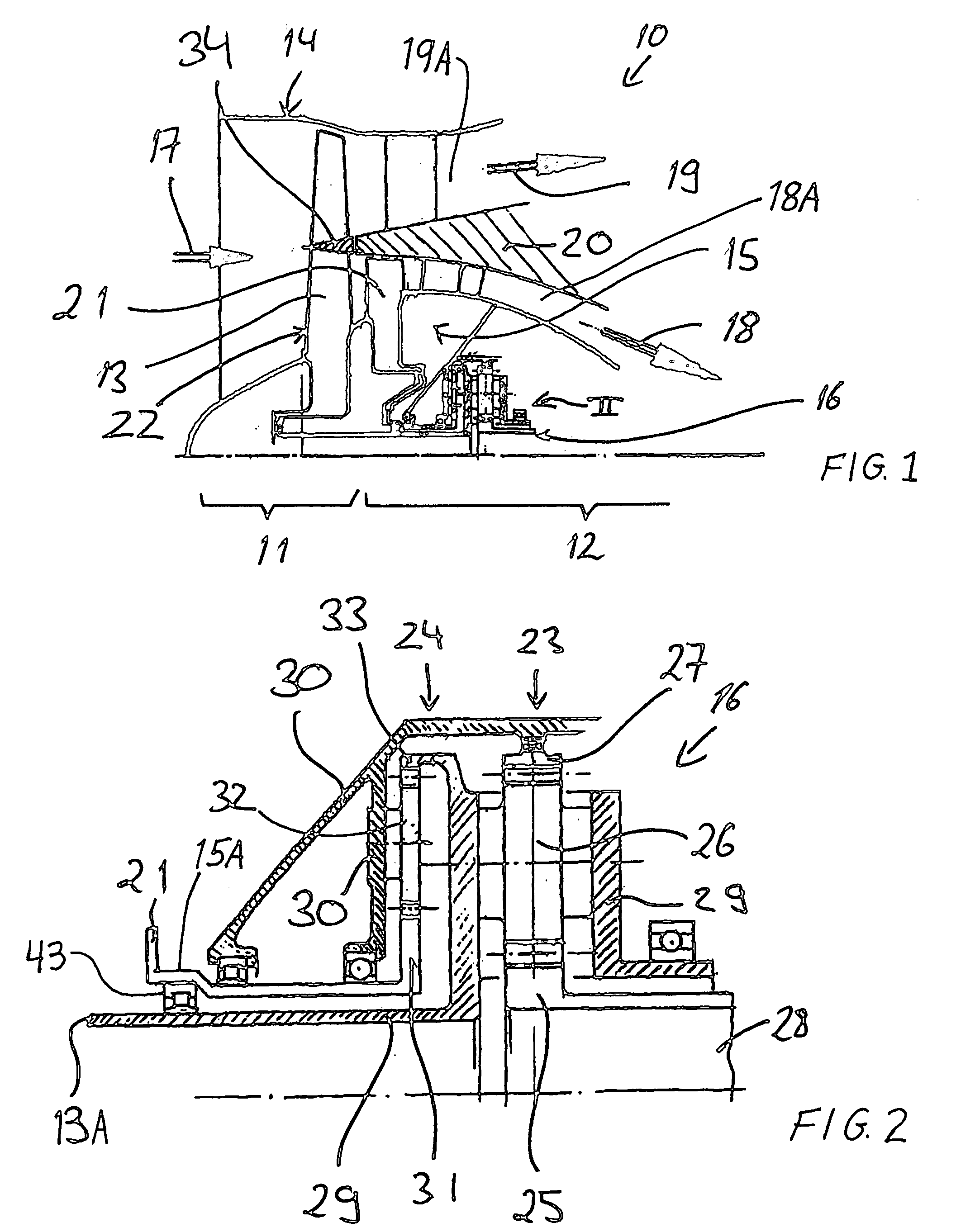 Jet engine with compact arrangement of fan