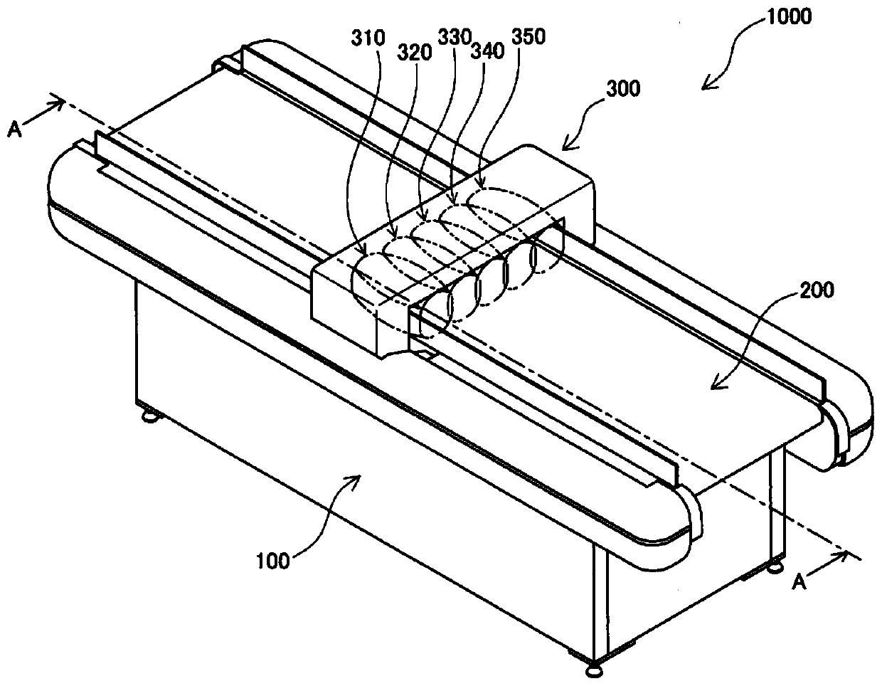 Conveyor belt type needle detector and sensitivity testing method thereof