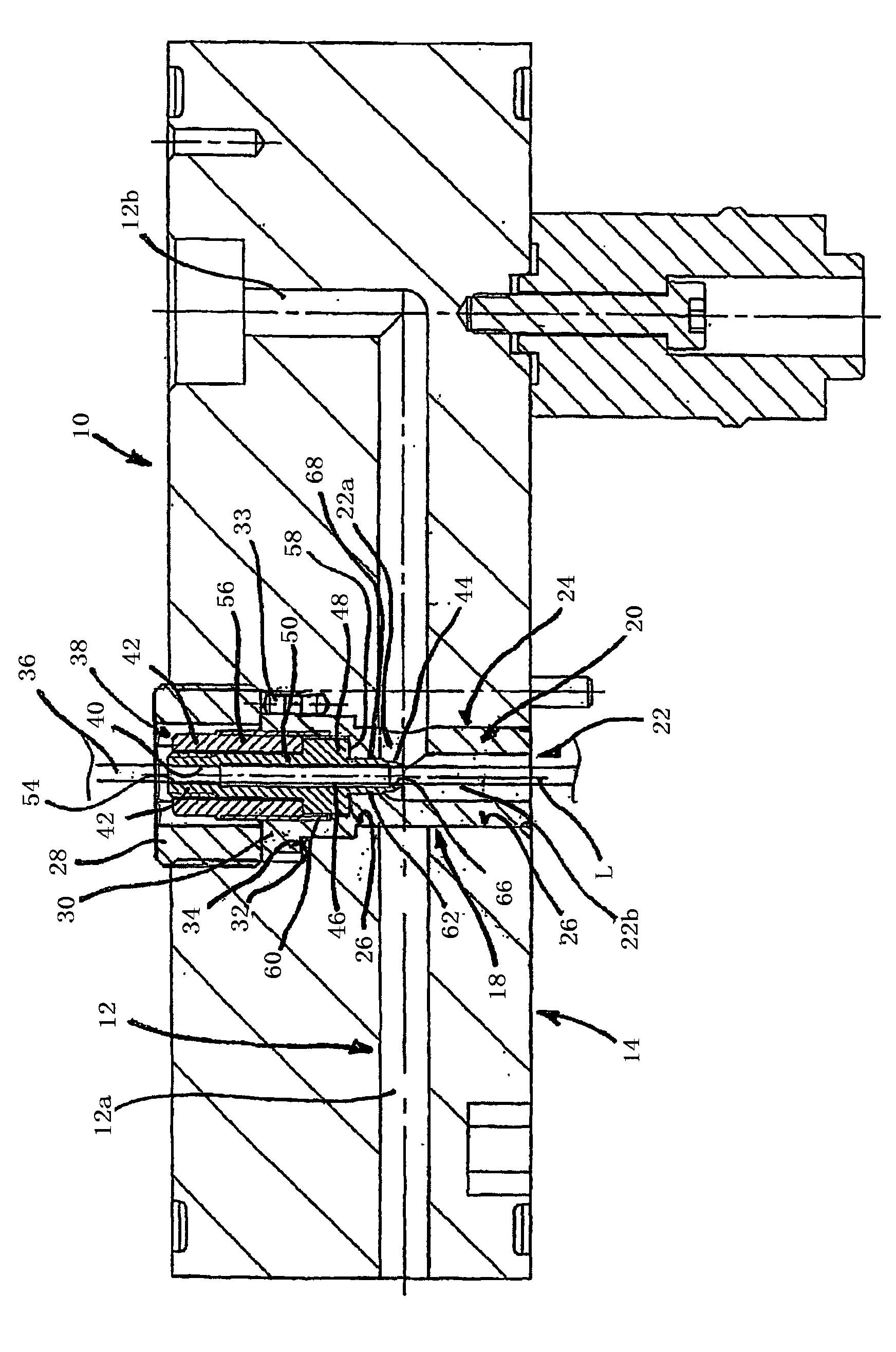 Arrangement for the sealing of channel sections in a hot or cold runner