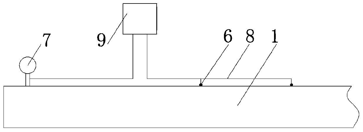 Seepage drainage device with replaceable filter core in tailings pond and filter core replacement method