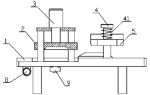 Assistance device for splitting chicken to be roasted