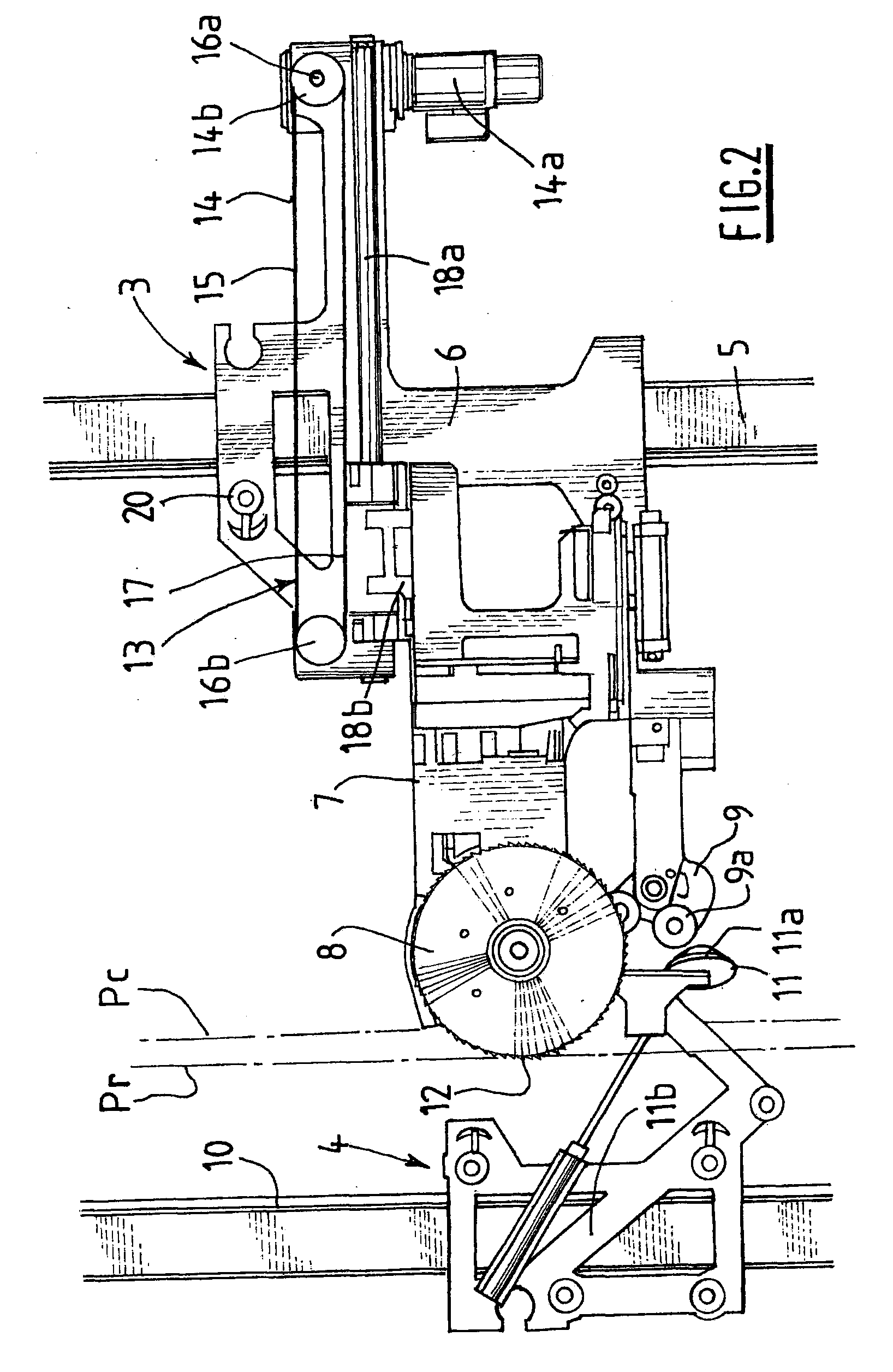 Driving of a splitting tool holder for an animal carcass splitting machine