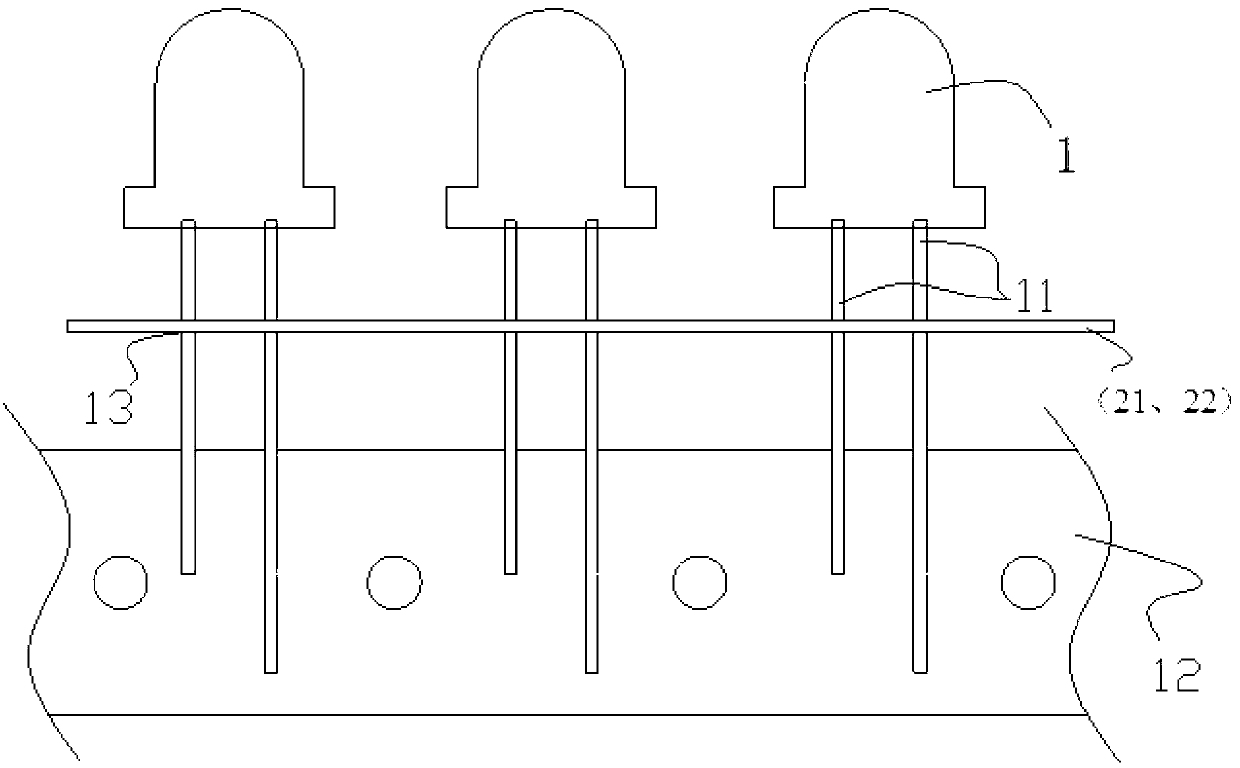 Dual in-line package (DIP) LED (Light Emitting Diode) automatic forming device capable of positioning height and DIP LED automatic forming method