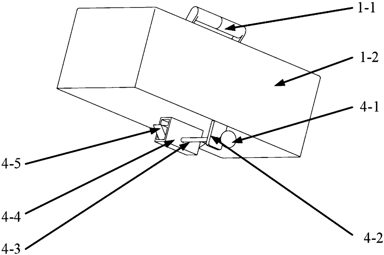 Quick locking mechanism of box type portable life support system and use method thereof