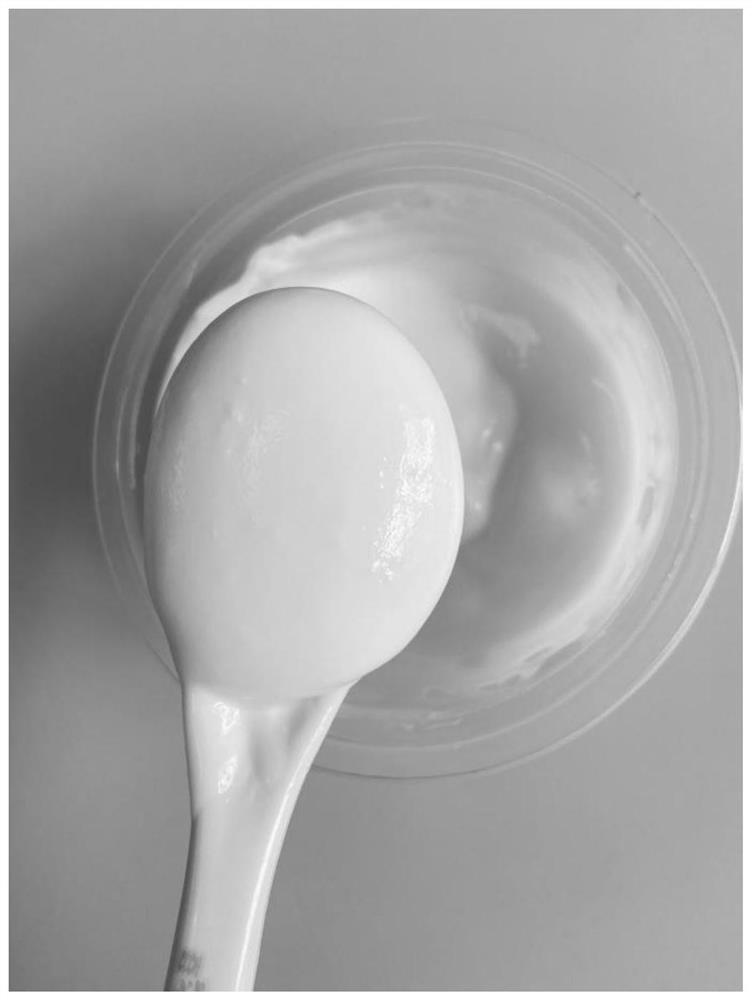 Stirring type bovine collagen low-fat yoghourt and processing method