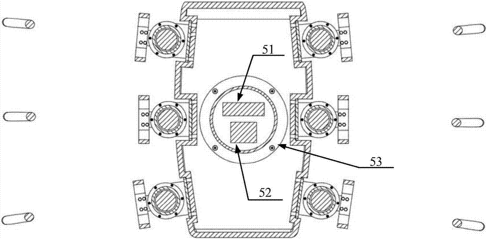 Traveling robot adapted to seabed environment