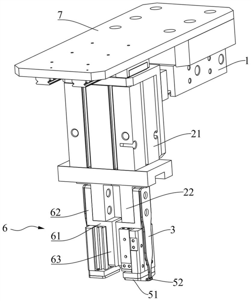 Automatic film tearing device and automatic film tearing method