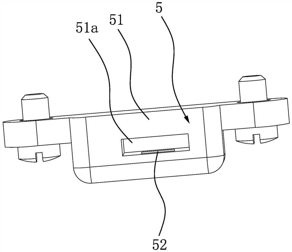 Guiding and threading structure in an automatic threading device of an industrial sewing machine