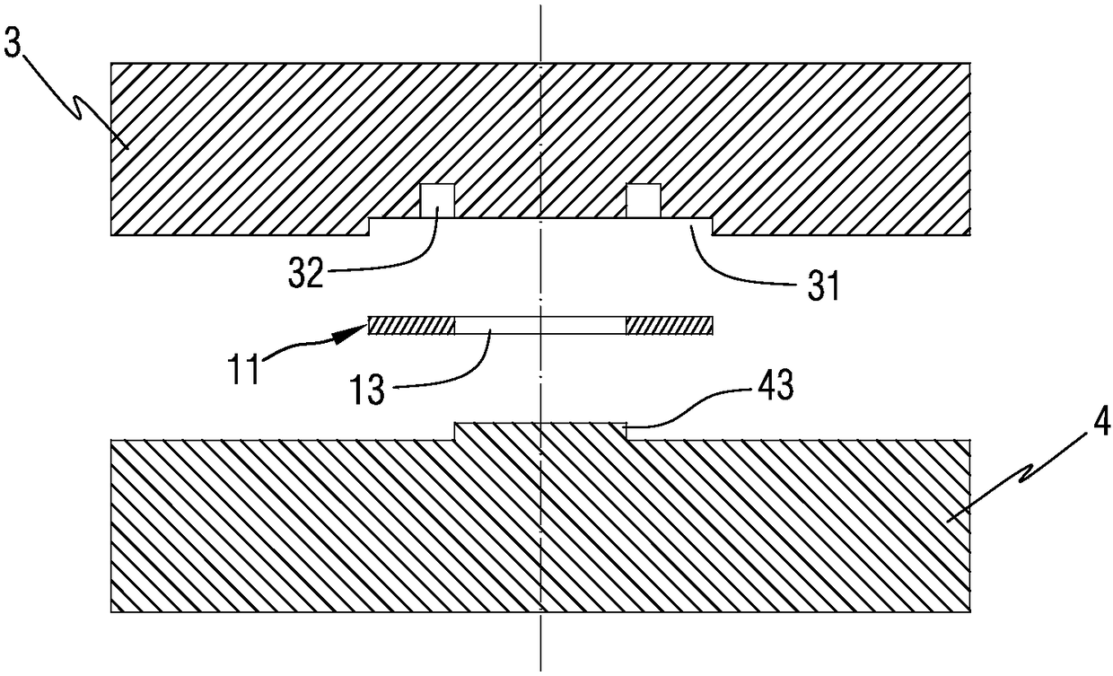 Rubber injection method containing metal insert and mold