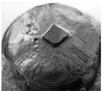 Method for preparing single-domain yttrium-barium-copper-oxygen superconducting block in liquid-phase source coated infiltration growing manner