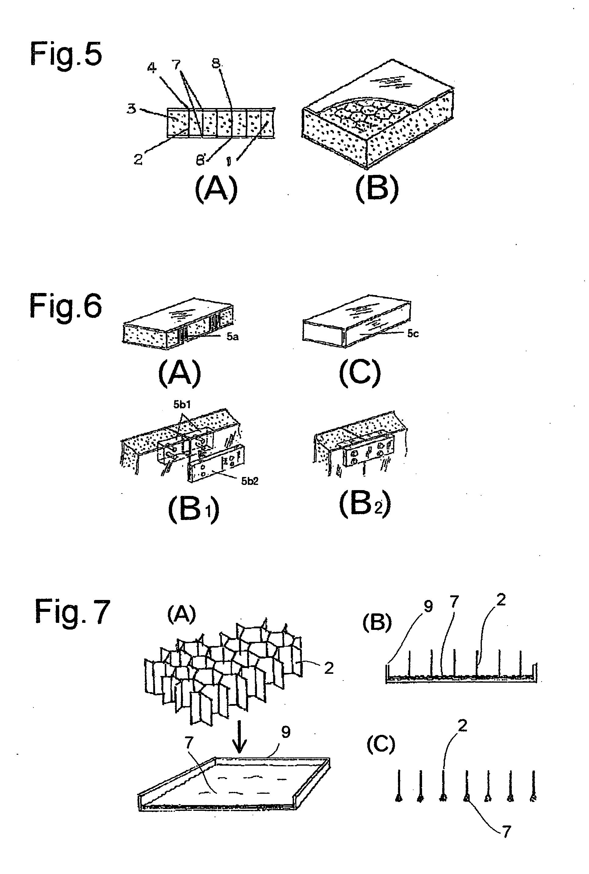 Sandwich panel including honeycomb structure body and method of producing the sandwich panel