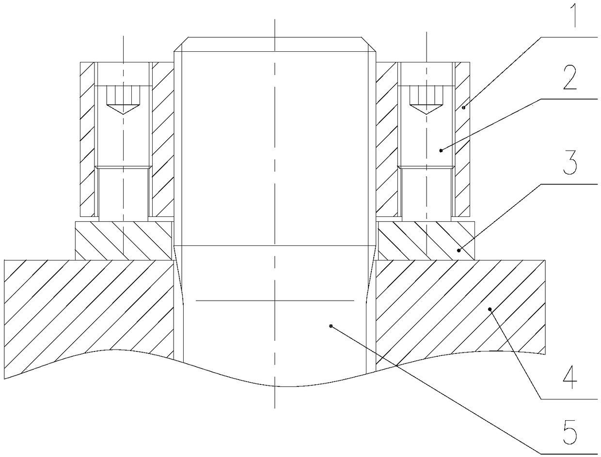 Compact multi-pushing-bolt pre-tightening device