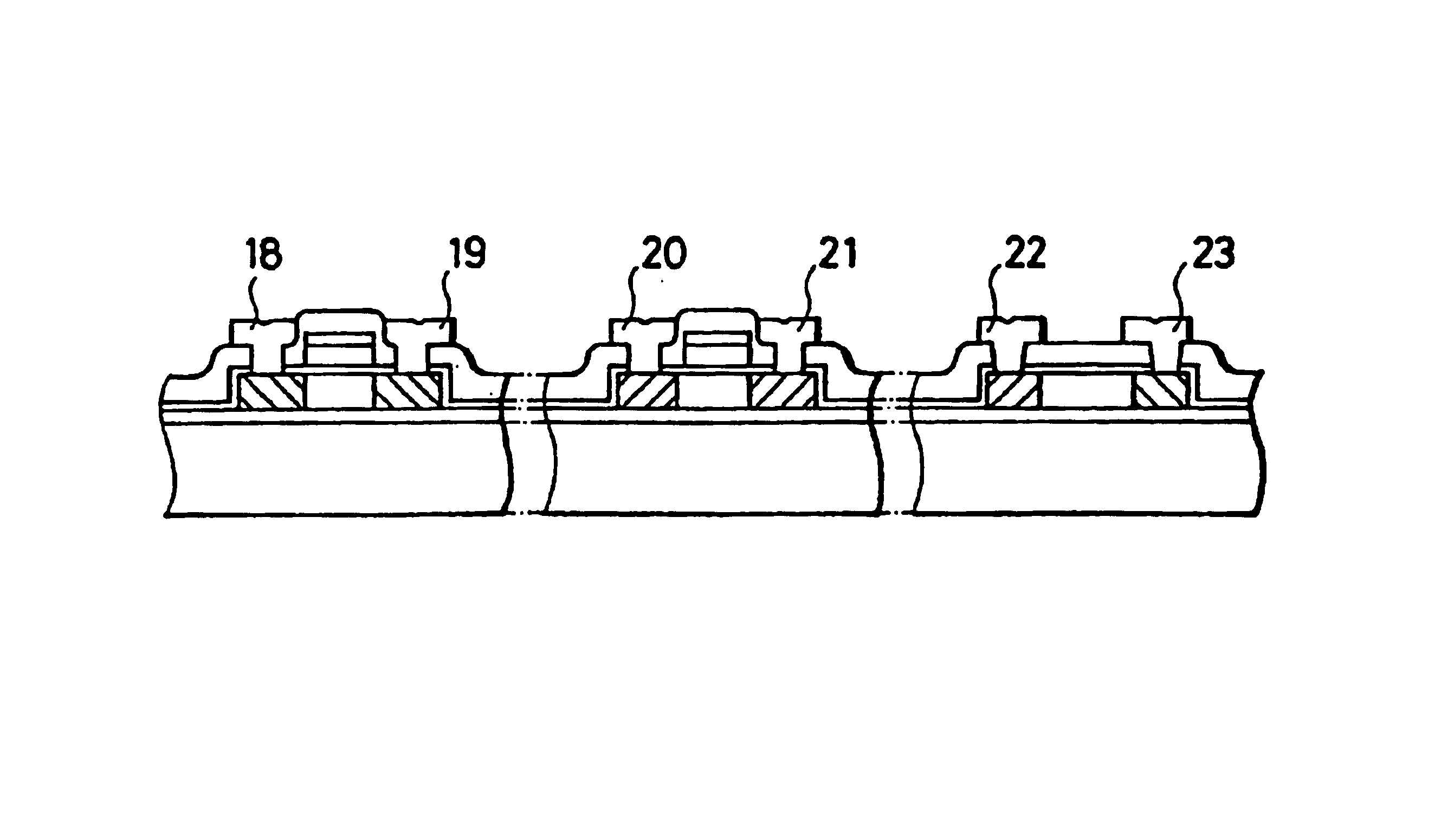 Device for reading an image having a common semiconductor layer