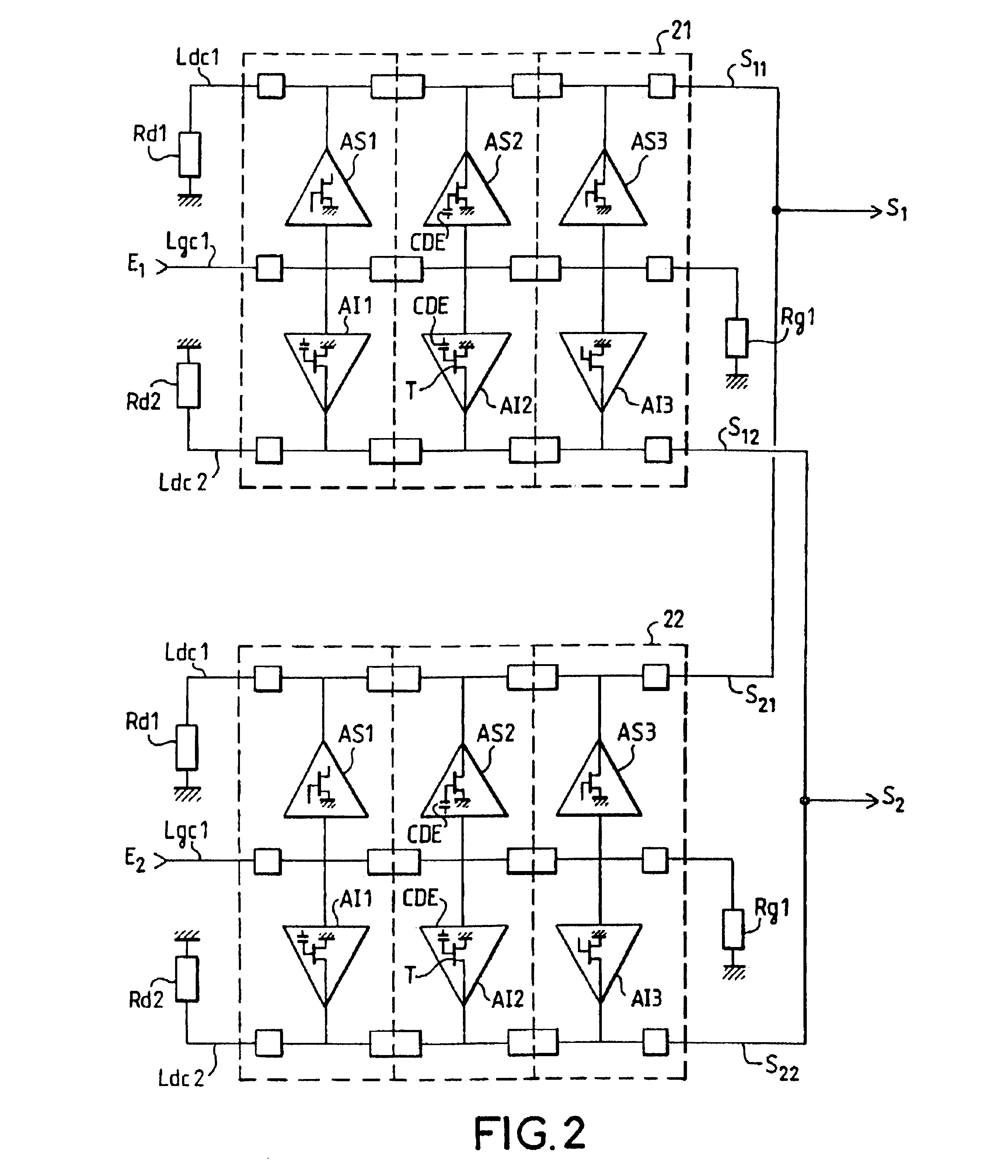 Two-input/two-output broadband active selector switch with distributed structure, and phase control device comprising such a switch