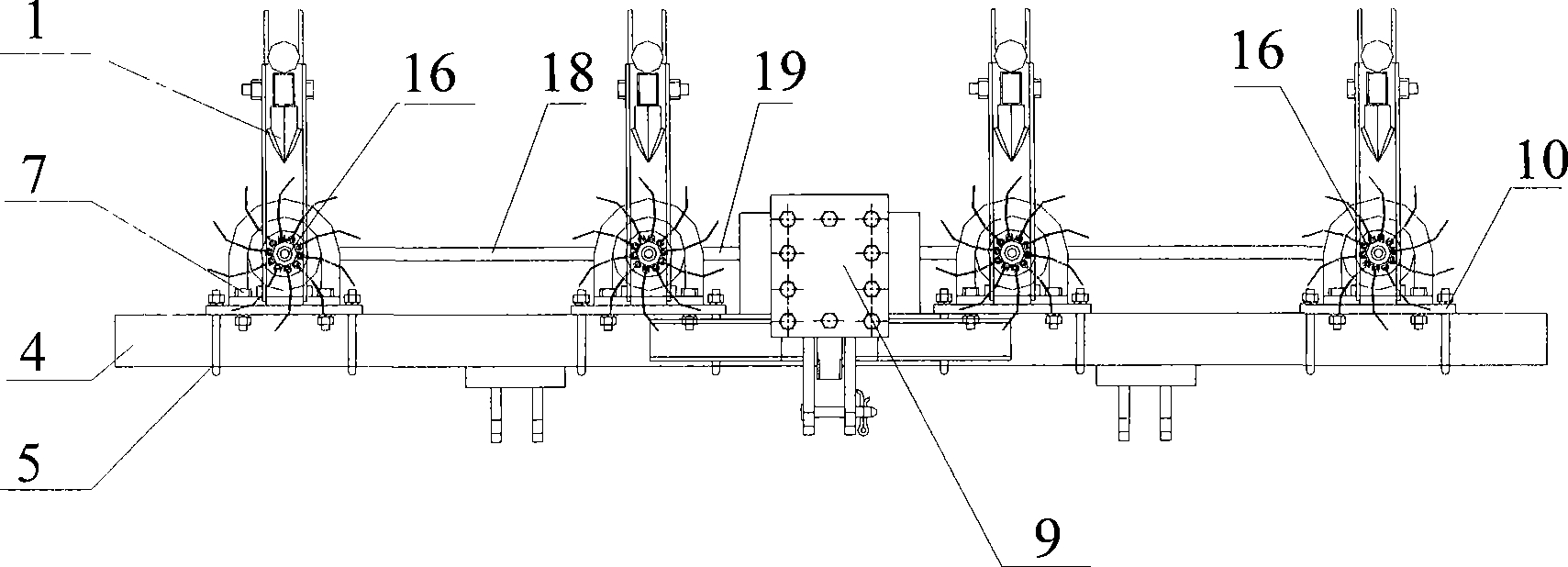 Horizontal initiative grass-poking wheel anti-blocking device