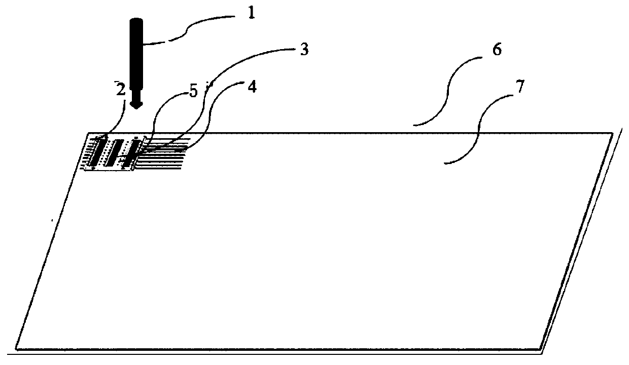 Solder strip traction device for crystalline silicon solar cell module and positioning and welding methods