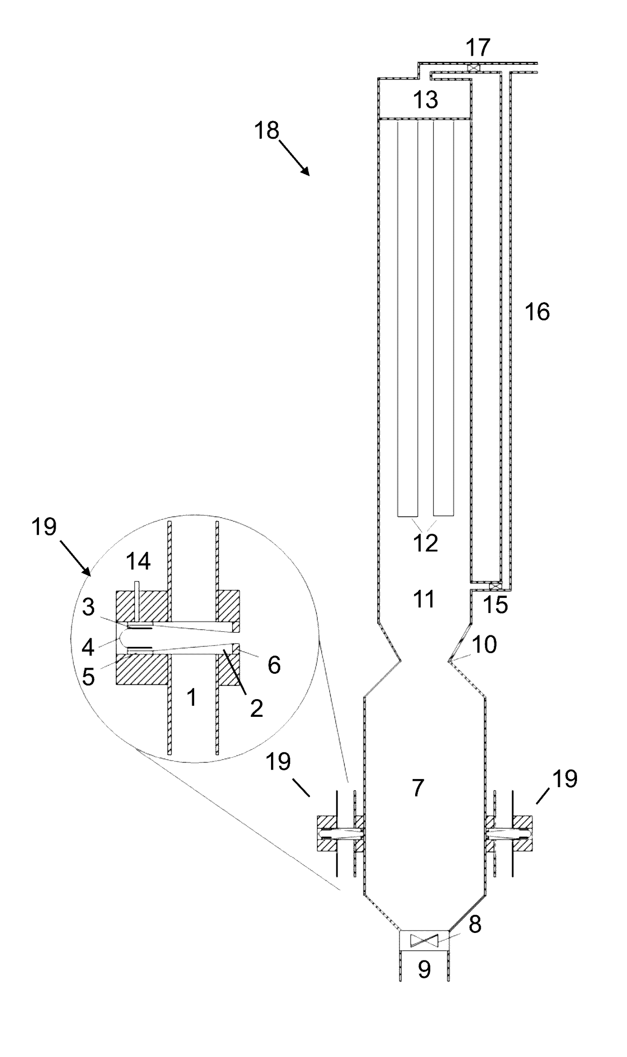 Apparatus and method for plasma synthesis of graphitic products including graphene