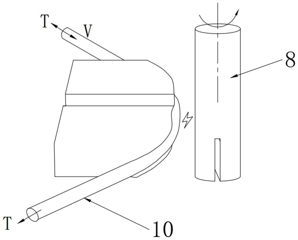 A micro electric discharge machining device and processing method for a slotted electrode that can be trimmed on-line