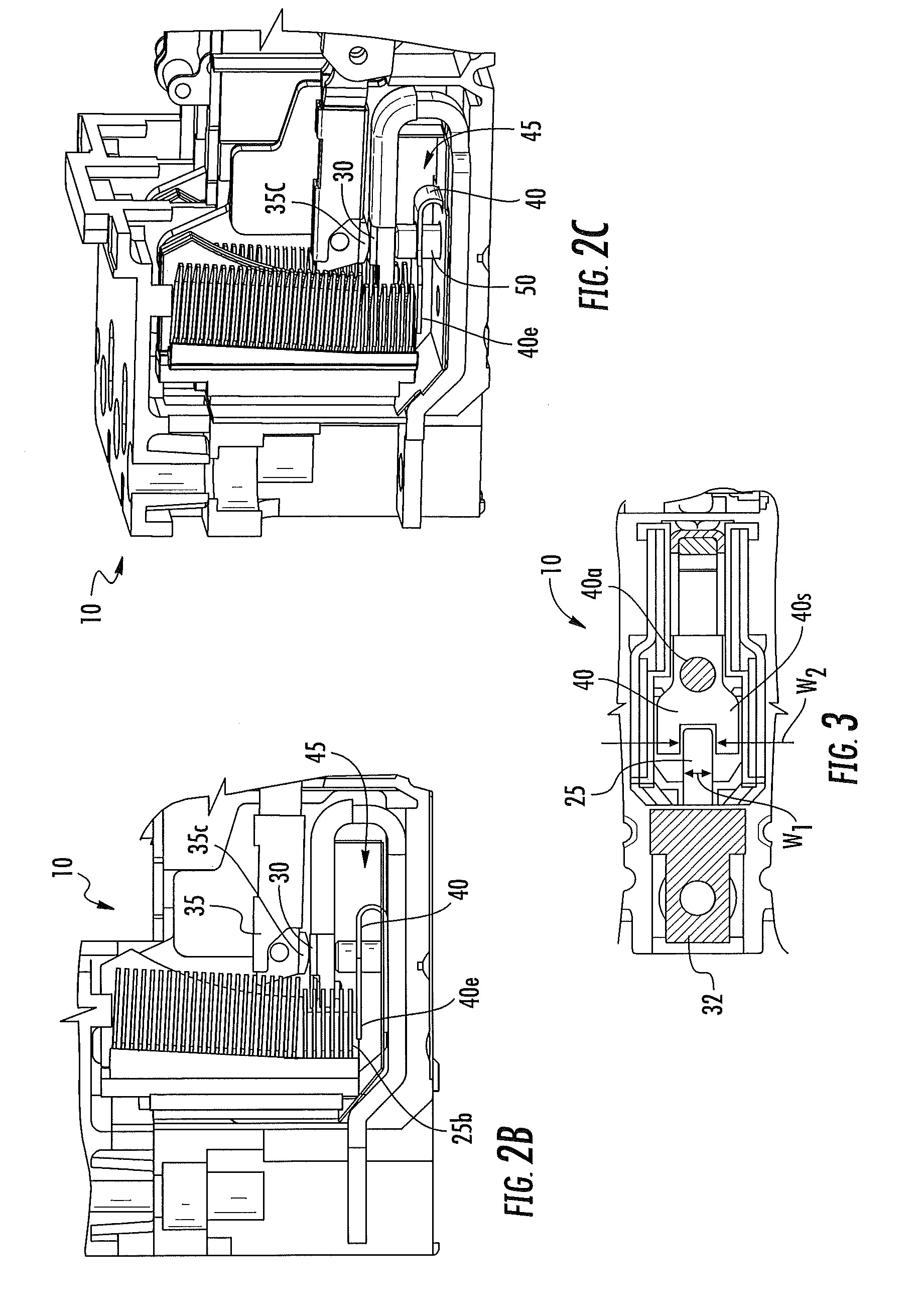 Arc runners suitable for DC molded case circuit breakers and related methods