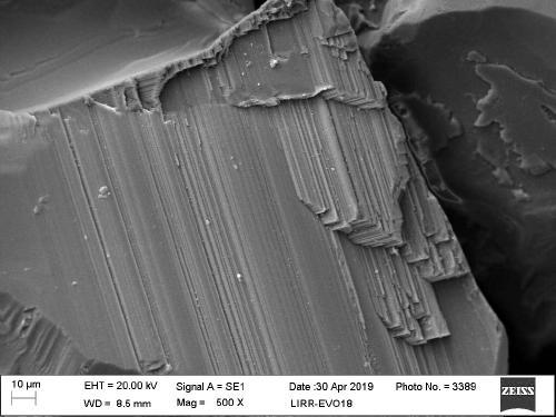 Production method of grey white monocrystalline fused alumina