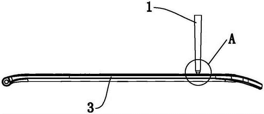 Pouring gate structure of injection mold of soft rubber watchband type product and molding method