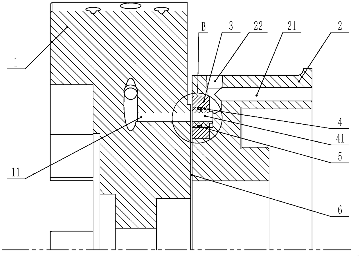 Cutter cooling device capable of supplying liquid while the cutter is rotating