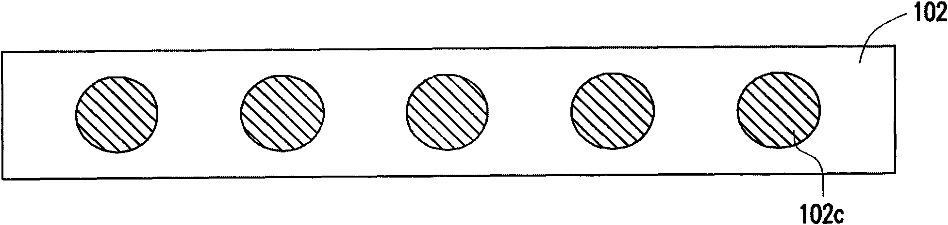 Battery provided with thermoelectric common channel with functions of temperature equalization and heat conduction, and end cover groups thereof