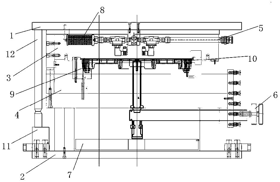 Low-pressure chemical foaming injection mold of automobile inner plate and forming method thereof