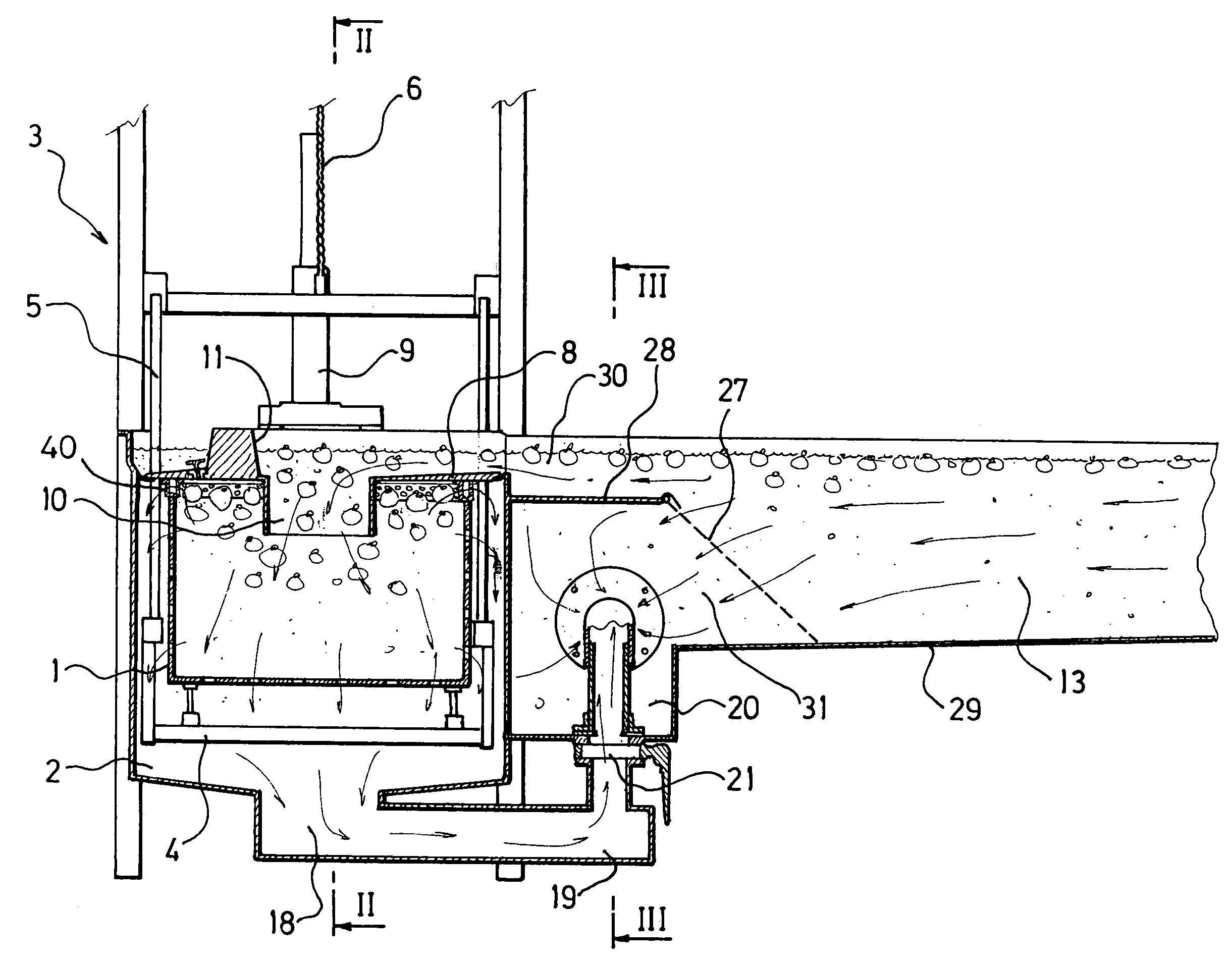 Installation for hydraulically filling crates with floating objects such as fruits and having a single double-acting pump