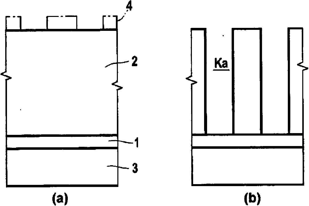 A method of forming a capacitor structure, and a silicon etching liquid used in this method