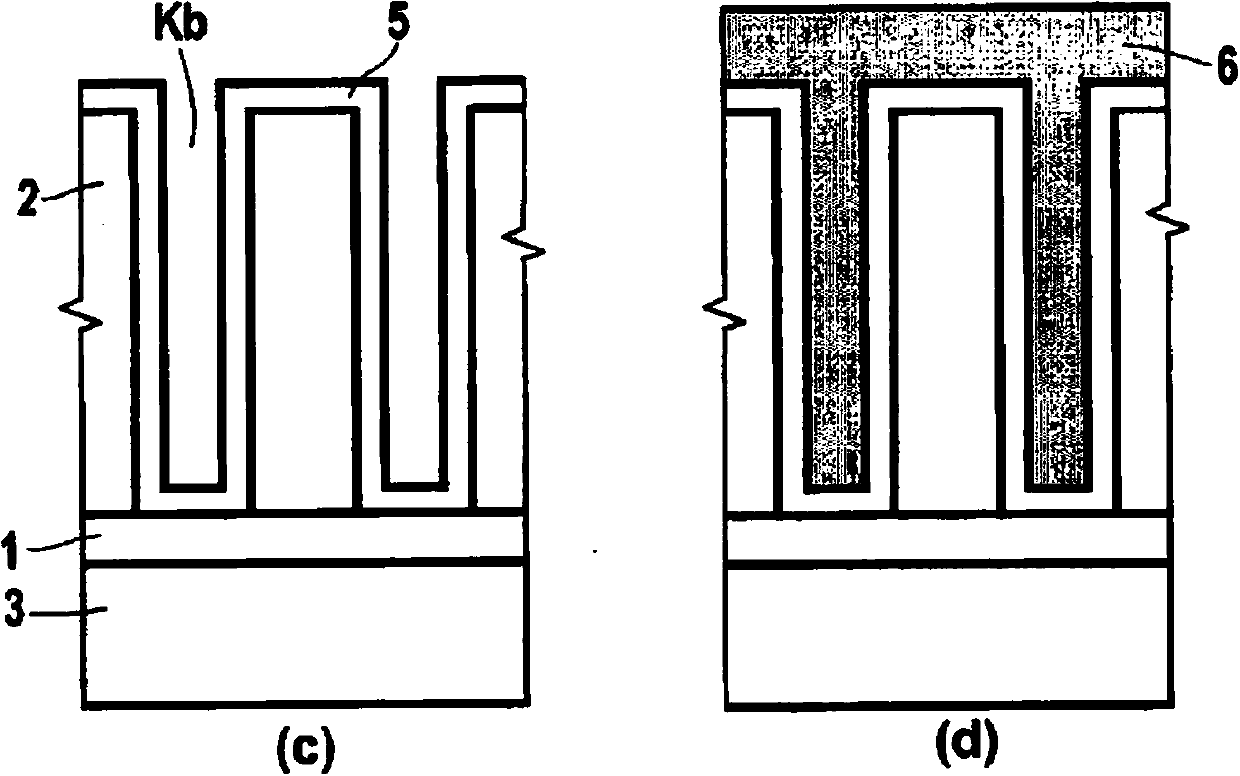 A method of forming a capacitor structure, and a silicon etching liquid used in this method