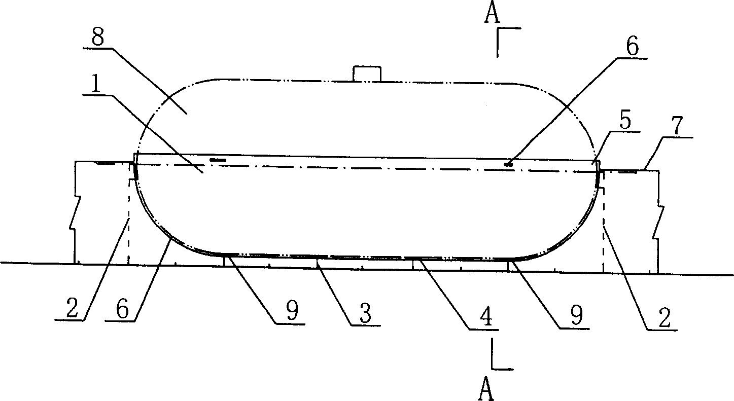 Installation for supporting half floating stock tank in shipborne water cusion type