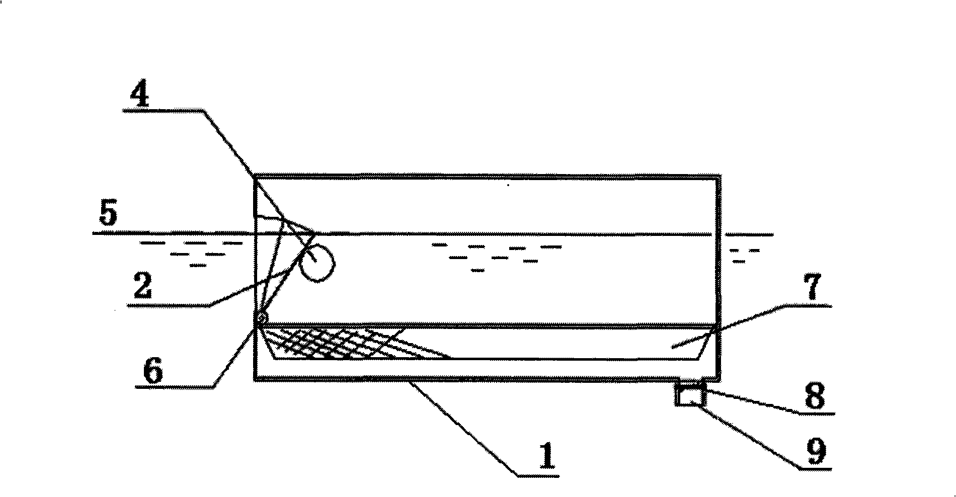 Filtering device of self-controlled liquid surface