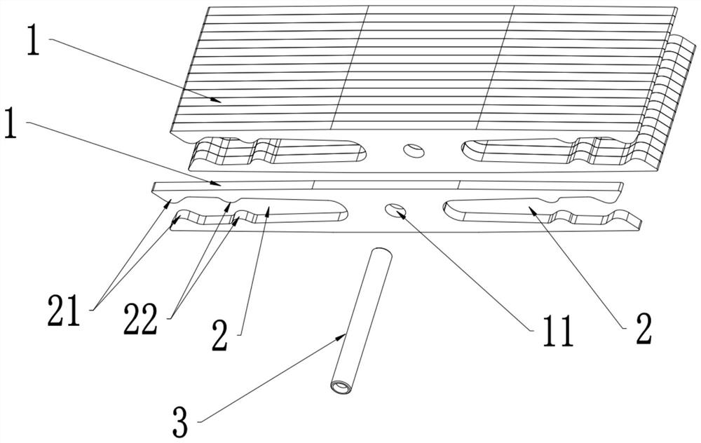 Bidirectional stacked high-current plug terminal and connector with same