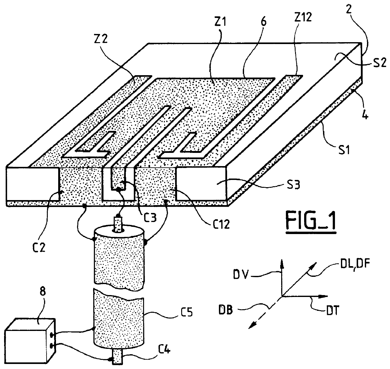 Microstrip antenna and a device including said antenna