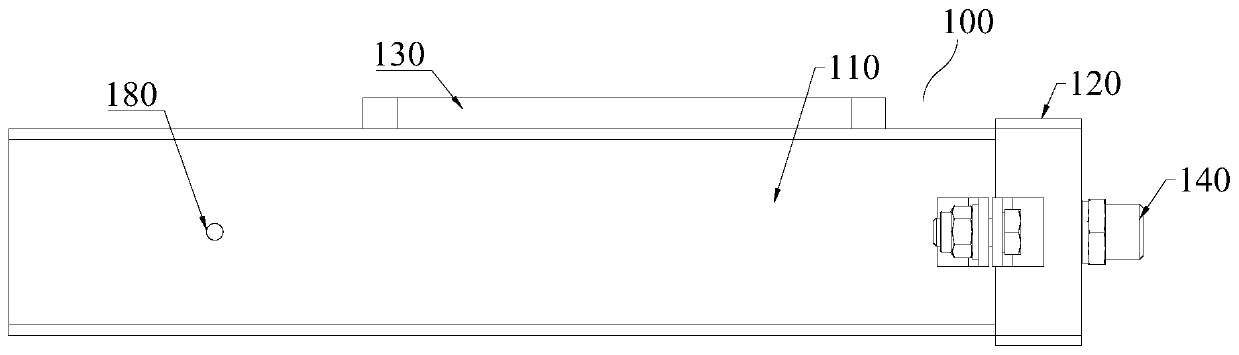 Solid wheel rim lubricating device and lubricating method