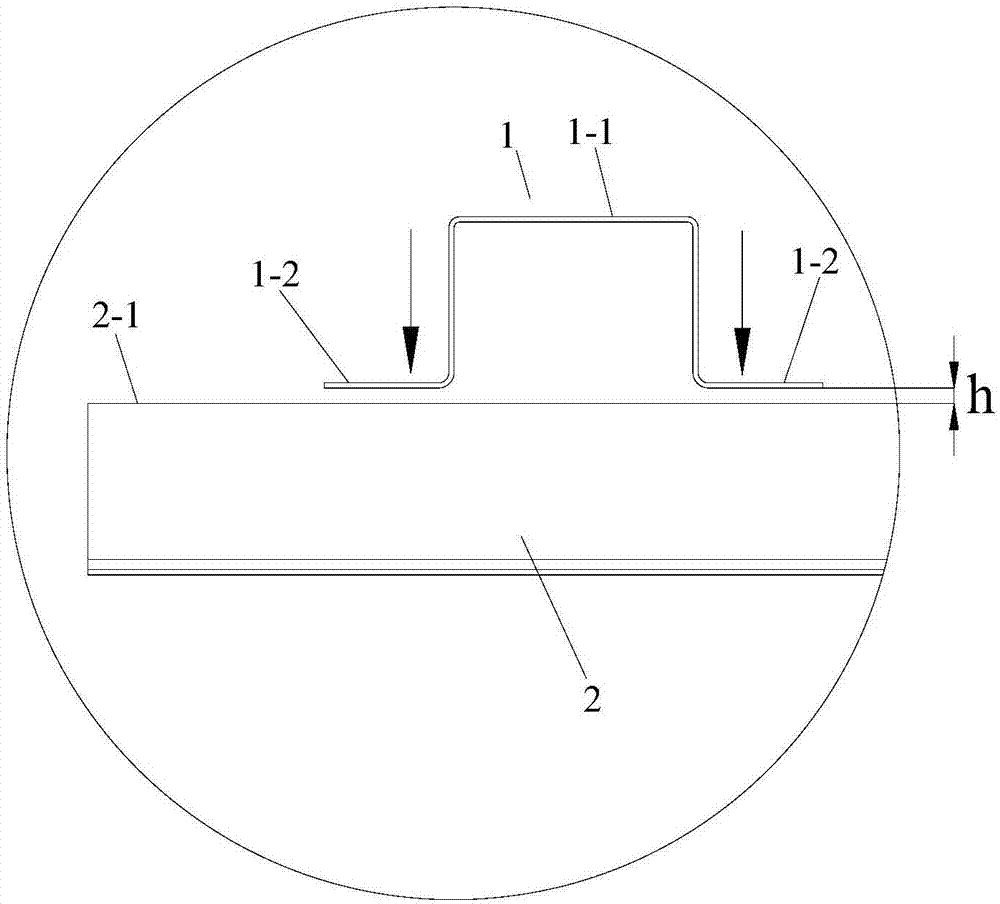 Auxiliary pressing tool for eliminating the gap between side wall column and corrugated plate laser stitch welding