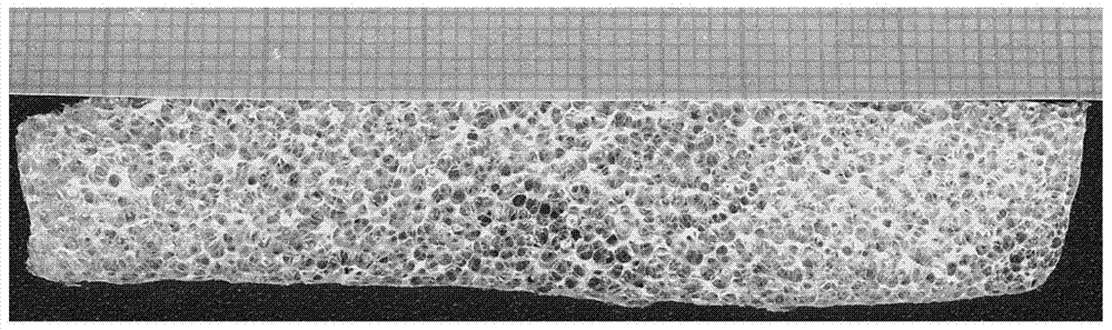 Foam material based on suspended polyvinyl chloride resin and preparation method thereof