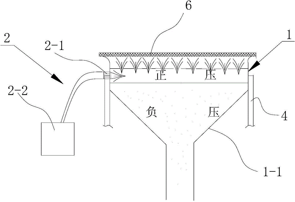 Dust cleaning device for belt conveyor belt surface