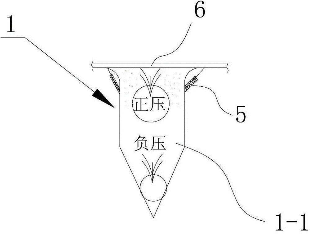 Dust cleaning device for belt conveyor belt surface