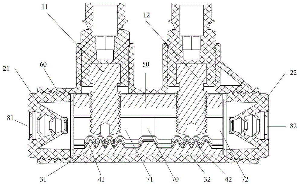 Insulation puncture cable connecting device