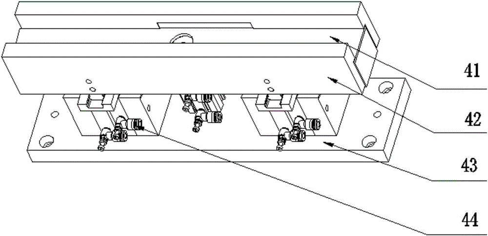 Automobile seat sliding track assembling machine, clamping mechanism thereof and adjusting method