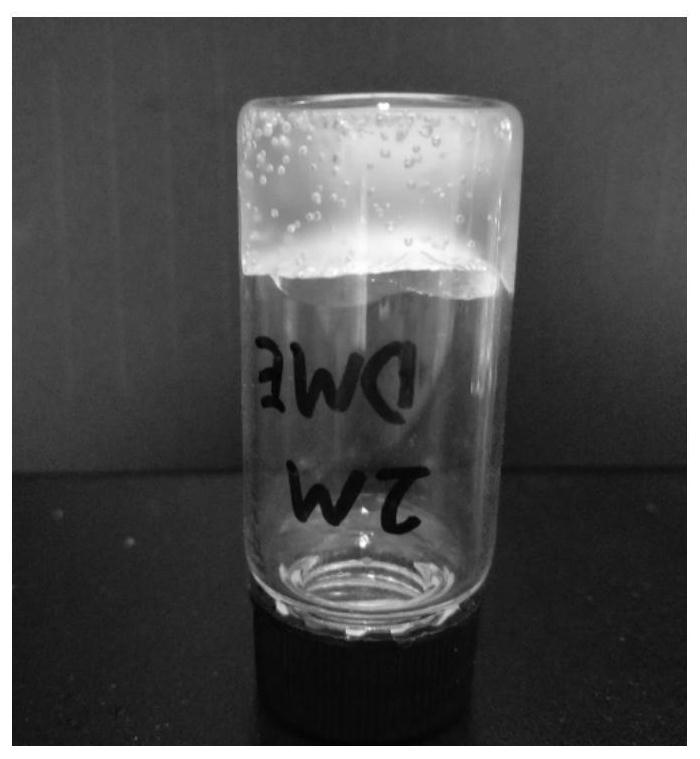 A gelatable system containing straight-chain ether compounds and its preparation method and application