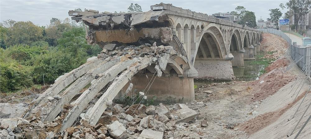 Construction method for quickly breaking and dismantling masonry arch bridge based on bridge floor cutting