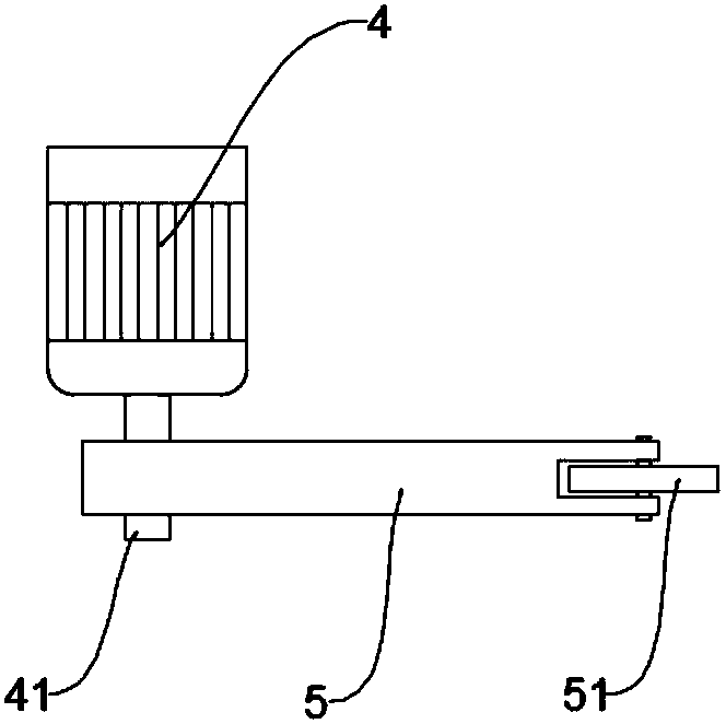 High-efficient and easy-for-discharging sand screening device used at construction site