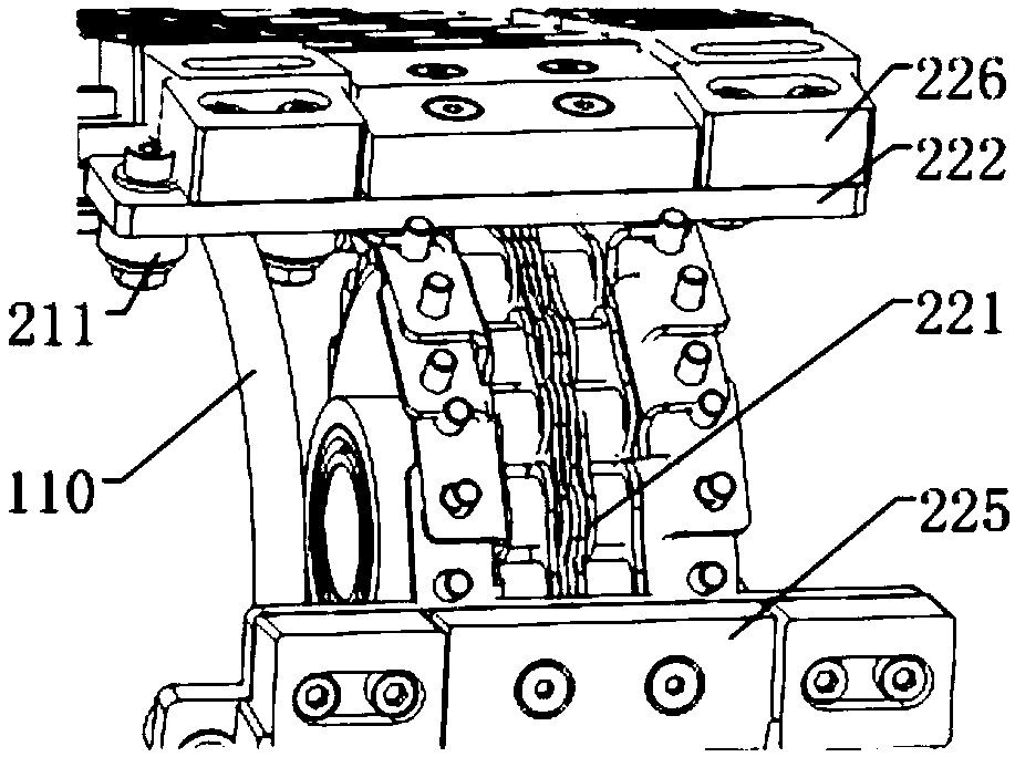 Magnetic adsorption running device and magnetic adsorption wall climbing robot