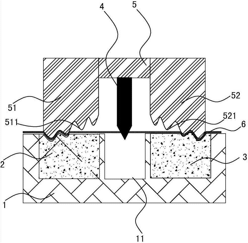 Flexible material cutting device