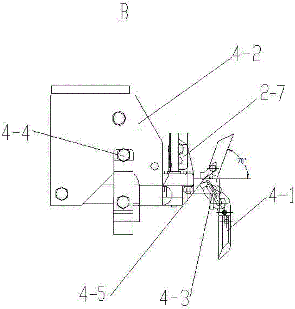 Bituminous pavement maintenance truck and raking device thereof