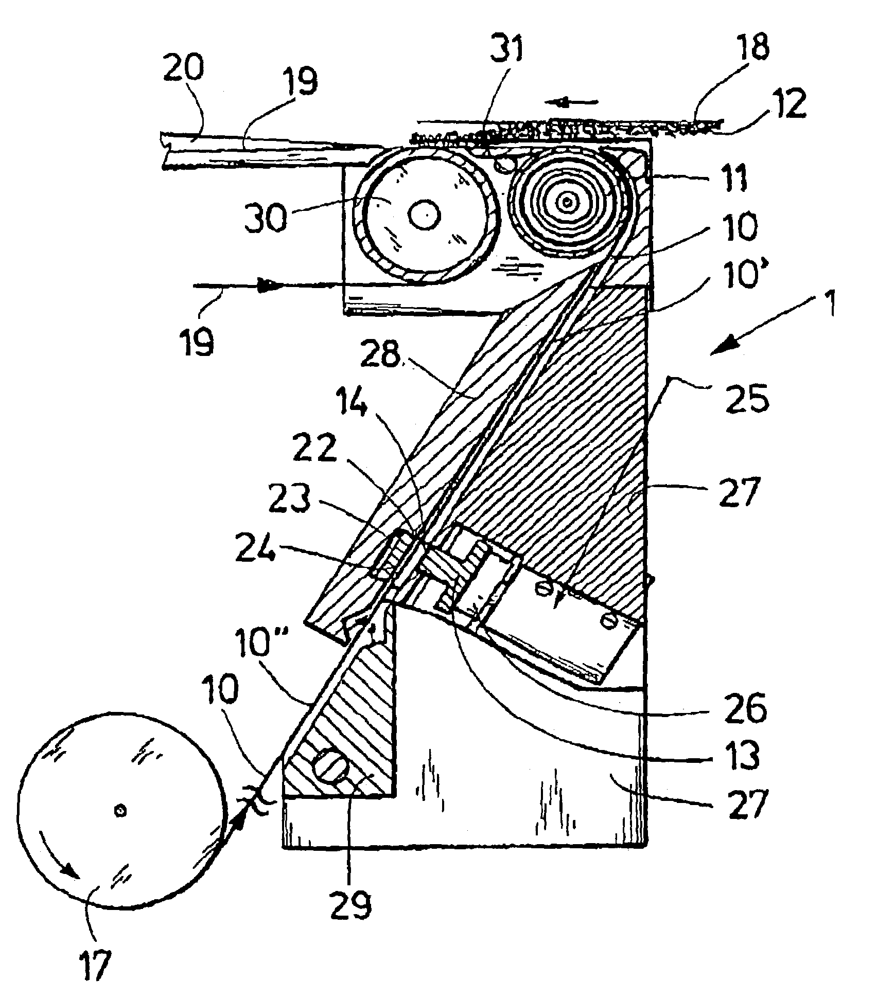 Process and device for conveying a wrapper strip in a machine of the tobacco processing industry